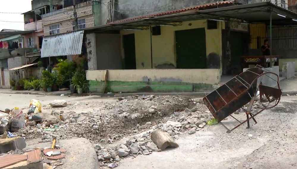 Em alguns locais, eles preferem abrir valas, em vez de instalar obstáculos. Deixam a rua intransitável com buracos profundos de uma calçada à outra. 