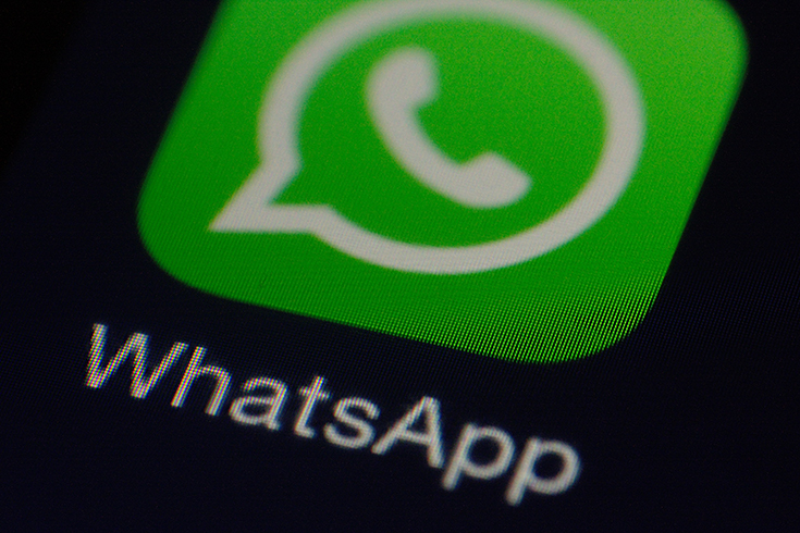 Assim, o ato de telefonar tem se perdido. Mas quando as pessoas querem fazer isso, podem usar o próprio WhatsApp, que possibilita ligações, usando apenas a Internet. O WhatsApp também permite ligações em grupos. 