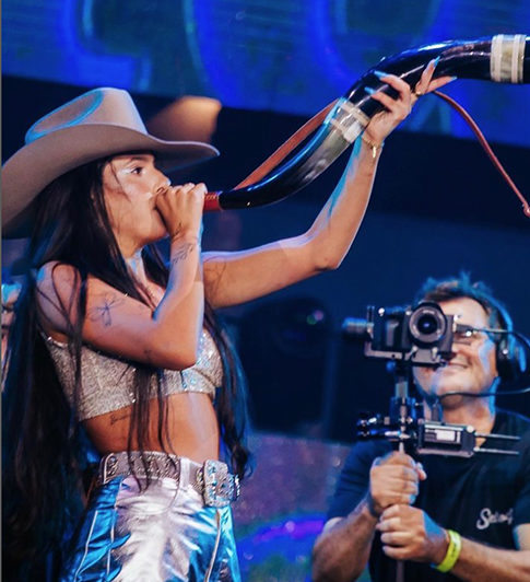 Ela nasceu em Amambai, em Mato Grosso do Sul, mas foi criada em Sete Quedas. A cidade, que faz fronteira com o Paraguai, tem apenas cerca de 11 mil habitantes e fica a 470 km da capital do estado, Campo Grande.   