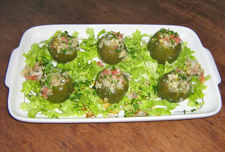 Por ter um sabor amargo, o jiló faz as pessoas torcerem o nariz. Mas ele contém contém carboidratos (3 a 6%), proteínas (1,4%), sais minerais como cálcio, fósforo e ferro e as vitaminas B5 e C.