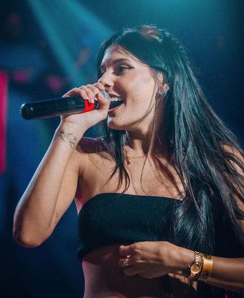 Inicialmente, ela escolheu a cidade de Campo Mourão. No entanto, com as dificuldades impostas pela pandemia da Covid-19, acabou se afastando dos estudos e se reaproximou da música. 
-Reprodução/Instagram @anacastelacantora