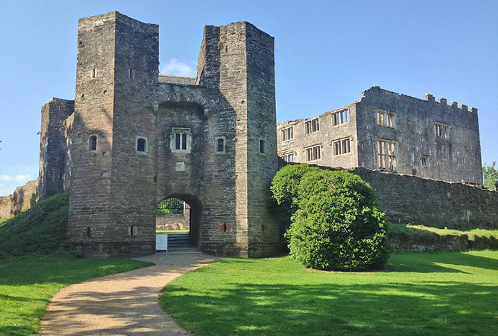 O Castelo de Berry Pomeroy Ã© famoso por sua beleza arquitetÃŽnica, mas tambÃ©m por sua atmosfera misteriosa e assombrada. O castelo inglÃªs foi abandonado no sÃ©culo XVII e tem a fama de ser um local associado a atividades paranormais.