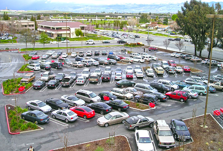 Nos Estados Unidos, esse tipo de ocorrência chega a uma média de 40 crianças mortas por ano , presas dentro de carros em estacionamentos ou nas ruas.-W Parking lot  - Wikimédia Commons