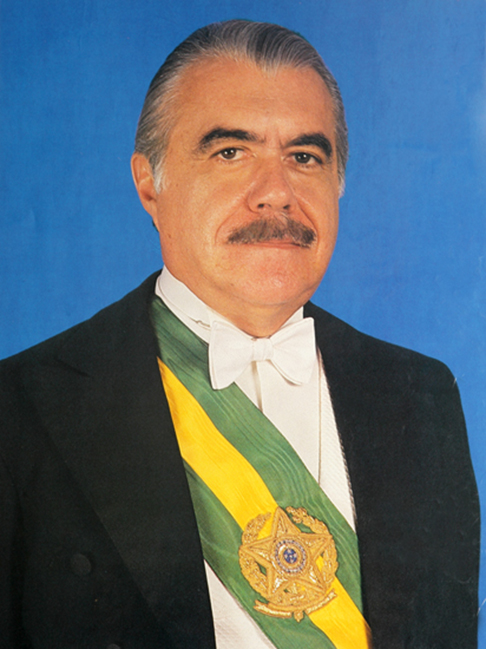 <p>Mesmo sem ter sido o eleito diretamente pela população, José Sarney consolidou a transição para a democracia e marcou uma era de reconstrução institucional.</p>
