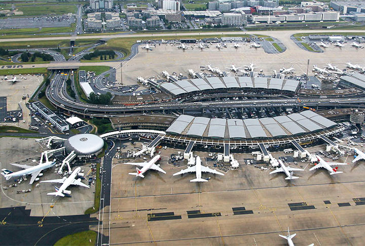 O voo de Paris com destino a Perth parte do aeroporto Charles de Gaulle, o segundo em número de passageiros da Europa, e pousa na cidade que é capital da Austrália Ocidental.
