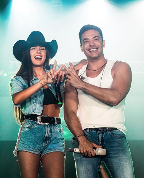 Ana Castela também gosta de fazer parcerias para gravações. Um dos destaques é  “Covardia”, com Wesley Safadão. E "Roça Em Mim" tem os parceiros Zé Felipe e Luan Pereira. Castela também gravou com Hungria Hip Hop, Simone Mendes, Melody , J Chris e Naiara Azevedo, entre outros. 
-Instagram @anacastelacantora
