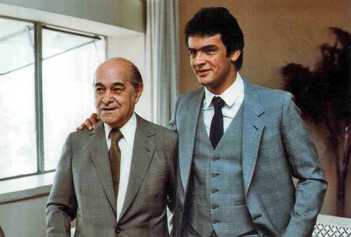 Tancredo Neves foi casado com Risoleta Neves, com quem teve três filhos. Ele era avô do político Aécio Neves, candidato derrotado à presidência da República em 2014 e que já foi governador de Minas Gerais, além de deputado federal e senador.
