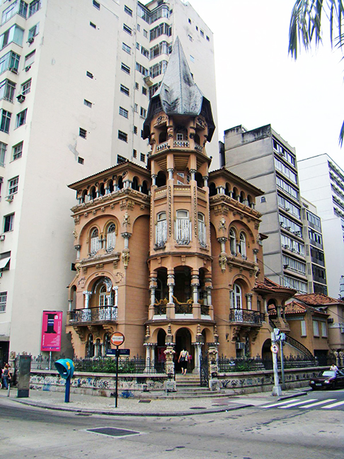 Castelinho do Flamengo (Rio de Janeiro) - A construção abriga um centro cultural, na zona sul do Rio de Janeiro, mas muitos dizem que os antigos moradores assombram o local.  