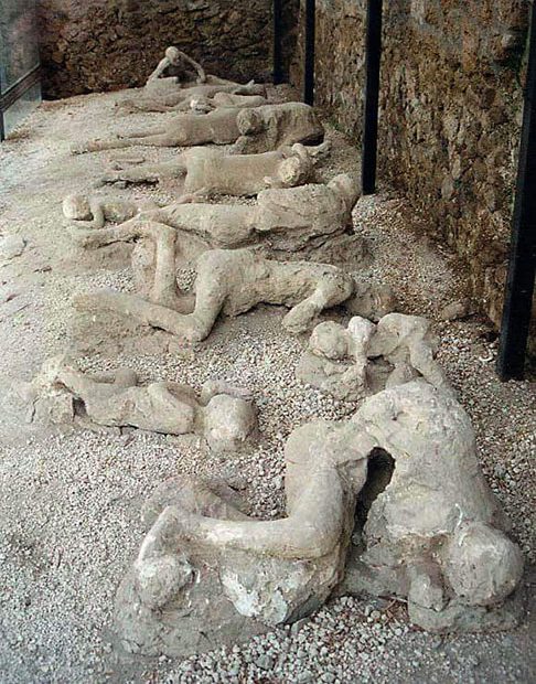 A catástrofe soterrou ambas sob uma espessa camada de cinzas e lama, matando milhares de habitantes, mas, ao mesmo tempo, conservando estruturas, objetos e até corpos em condições excepcionais.