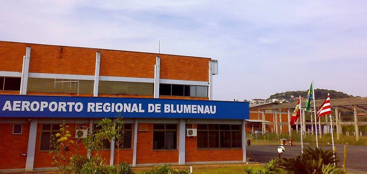 O avião apresentou falhas logo após a decolagem em Blumenau, a cerca de 40 km de distância, e levava cinco pessoas (piloto e mais quatro). -Crasnek wikimedia commons 