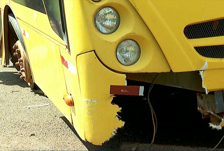 O veículo ainda chegou a atingir uma placa no acostamento, antes de parar. Mas não foi nada grave. Apenas um dano na lataria, sem ferir qualquer pessoa. 