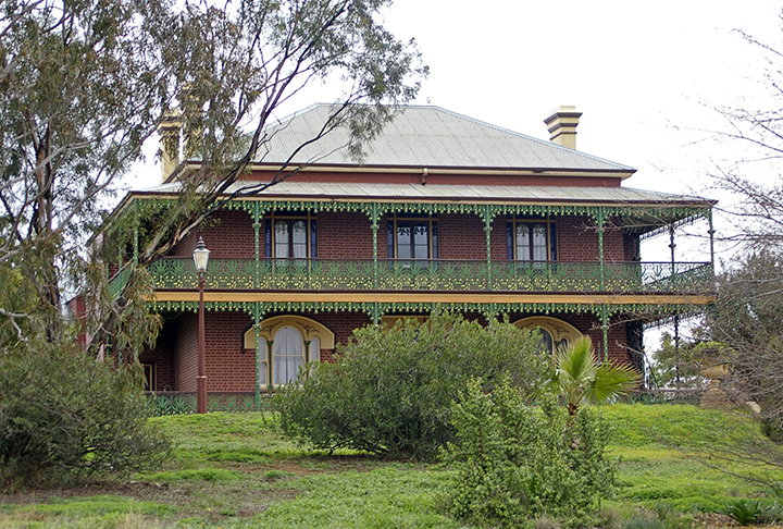 Monte Cristo Homestead (Austrália) - Desde sua construção em 1848, houve suicídios, mortes trágicas, assassinatos e desaparecimentos. A maior atividade paranormal ocorre nas noites dos sábados. A história mais conhecida é a do Blue Boy, um espírito de um menino que morreu de causas misteriosas na casa.
