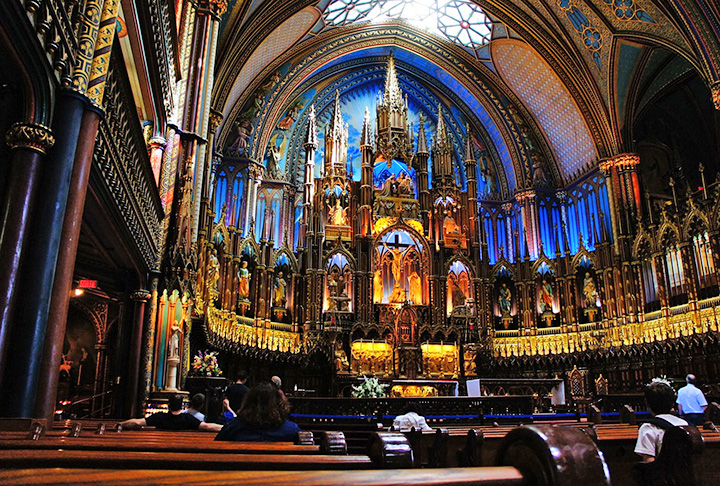 Já a catedral tem uma importância administrativa elevada, pois é a sede oficial de um bispo e representa o centro administrativo de uma diocese. O nome vem da palavra “cátedra”, que significa a cadeira do bispo, símbolo de sua autoridade espiritual.