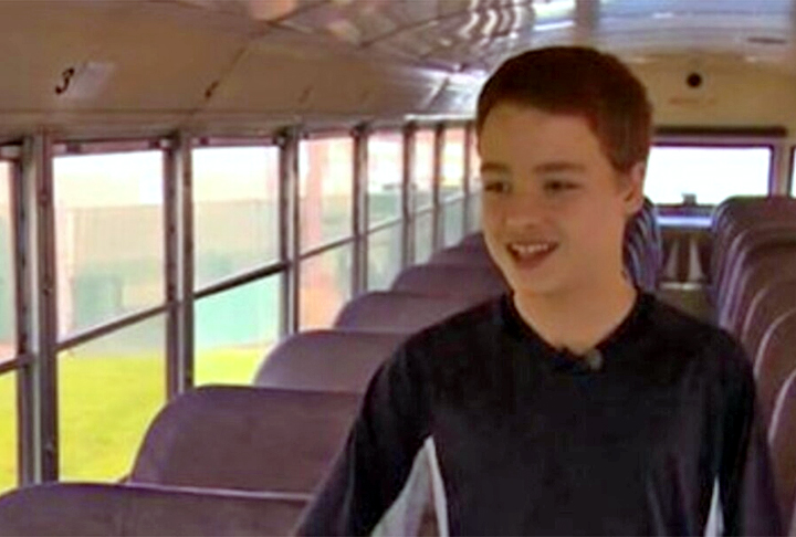 O menino, estudante da sétima série, foi rápido, jogou o ônibus no acostamento da estrada e tirou a chave da ignição. 