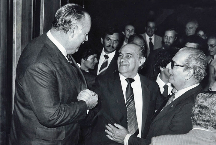 Em 1964, o golpe de 1964 depôs Goulart e instaurou um regime autoritário no país. Diferentemente de outros líderes, Tancredo Neves optou por uma postura pragmática, evitando confrontos diretos com os militares. Filiado ao MDB (Movimento Democrático Brasileiro), partido de oposição consentida, ele passou a atuar dentro das limitações impostas pelo regime, defendendo gradualmente a retomada da democracia. Ao longo da década de 1970, com o início da abertura “lenta, gradual e segura”, ele ganhou ai