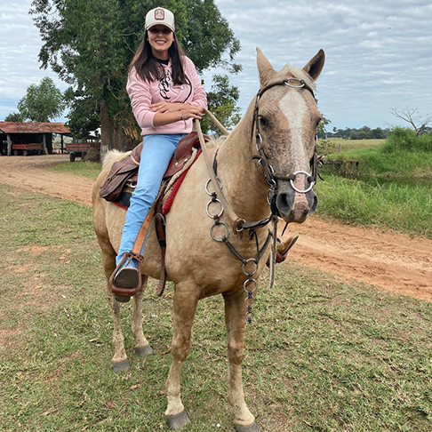 A ligação de Ana Castela com o ambiente rural é familiar.  Entre o final de 2020 e o início de 2021, ela passou um tempo em uma fazenda de seu avô, no Paraguai. Foi nesta época que a cantora foi convidada para gravar, com fins comerciais, a música "Boiadeira". 
-Instagram @anacastelacantora