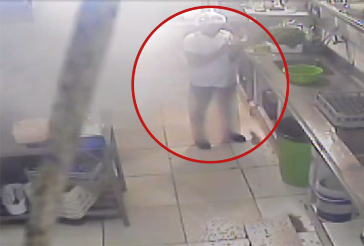 A cozinheira Alminda Teixeira da Costa Neta, de 36 anos, trabalhava em seu primeiro dia num restaurante e as panelas estavam no fogo à esquerda. 