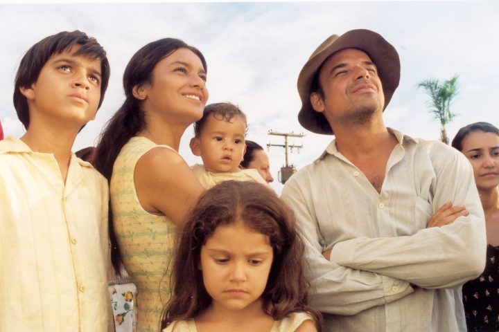 A história de vida de Zezé Di Camargo ganhou ainda mais notoriedade com o lançamento do filme “2 Filhos de Francisco”, sucesso de bilheteria em 2005.