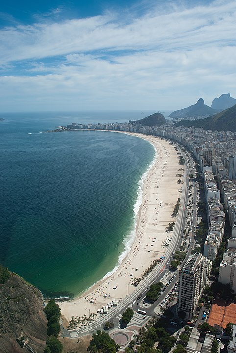 O caso aconteceu com Arthur Carneiro, estudante de Economia da Universidade Federal Fluminense. Ele estava na praia de Copacabana e foi surpreendido por uma vala. 