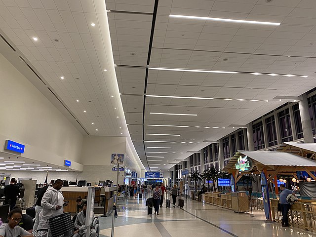 Além disso, propôs um reembolso para quem optou por não completar a viagem até o aeroporto de Fort Lauderdale.