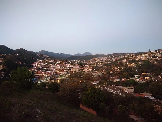 O município de Sabará fica na Região Metropolitana de Belo Horizonte e, dos 302 km² de área, apenas 31 km² são em perímetro urbano. A vasta área sem povoamento facilitou o pouso forçado sem risco para moradores.-Wladmiraaraujo wikimedia commons 