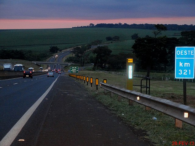 O ônibus estava na Rodovia Armando de Sales Oliveira, a SP-322, em Sertãozinho. Por sorte, a estrada tem acostamento adequado para casos de urgência. 