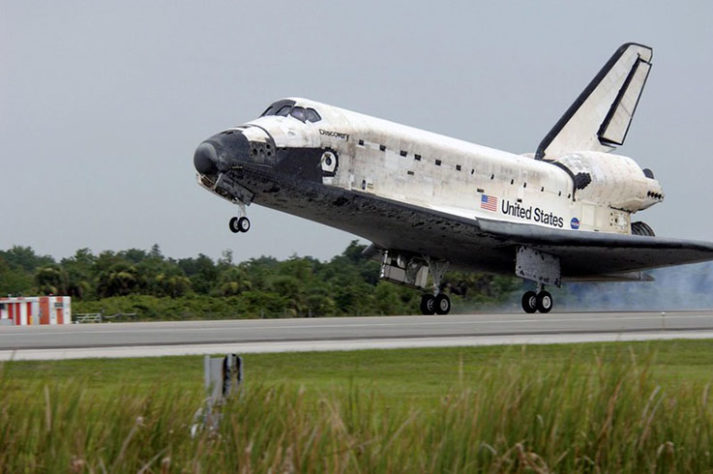 A missão STS-121 do Ônibus Espacial Discovery pousou no Kennedy Space Center em 17 de julho de 2006
