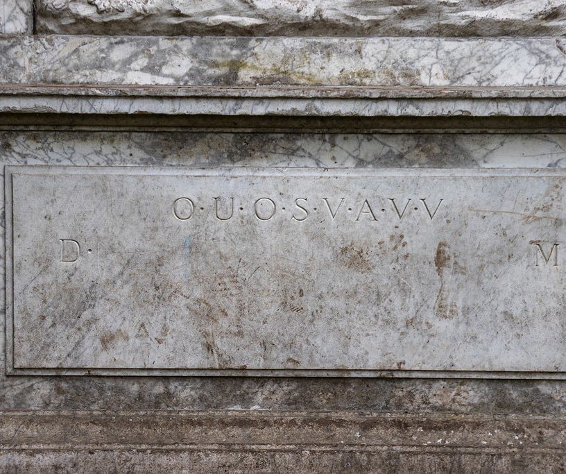 A inscrição é composta por dez letras: "DOUOSVAVVM". Criptógrafos e historiadores vêm tentando decifrar o código por mais de 200 anos, mas nunca conseguiram. Tem quem acredite que a inscrição esteja relacionada à Ordem dos Cavaleiros Templários, a tesouros piratas ou ao Santo Graal.