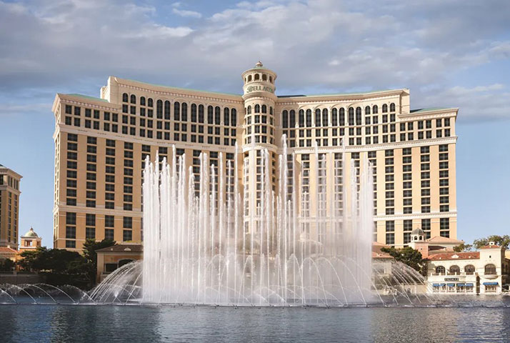Outro hotel muito famoso e sofisticado é o Bellagio, que tem uma atmosfera inspirada em vilas italianas, com um lago artificial, fonte 'dançante' e jardins botânicos internos que mudam conforme as estações. O hotel é conhecido também por restaurantes premiados, um cassino elegant e e uma galeria de arte de alto padrão. A infraestrutura é planejada para impressionar com luxo e entretenimento em grande escala?.

-Divulgação