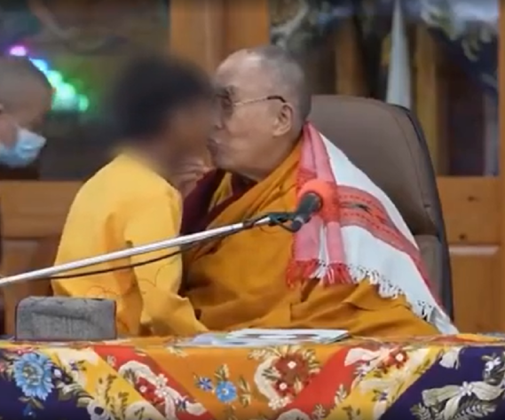 Dalai Lama dá beijo em menino e causa polêmica