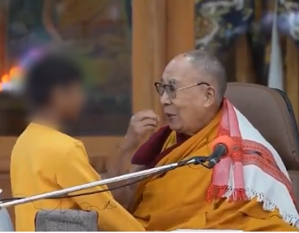 Dalai Lama dá beijo em menino e causa polêmica