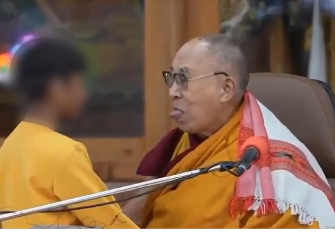 Dalai Lama dá beijo em menino e causa polêmica
