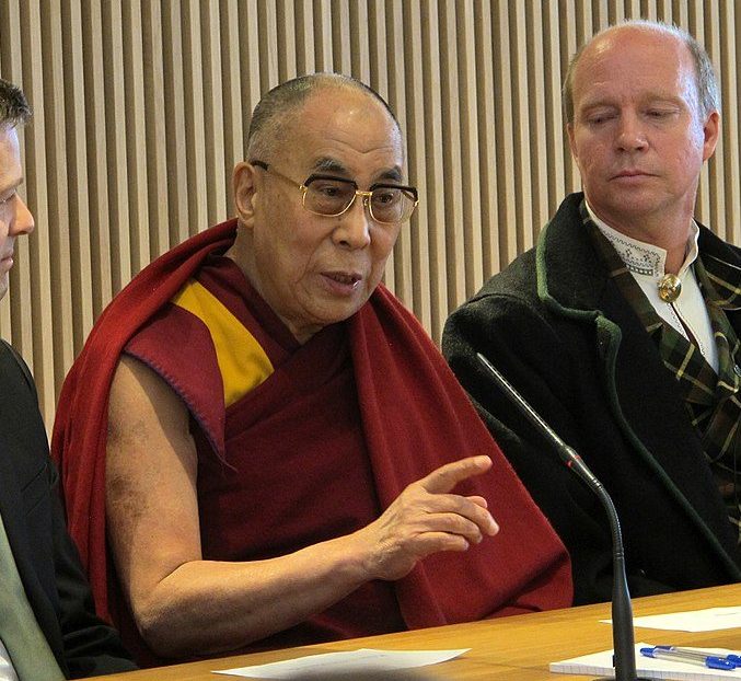O atual Dalai Lama que vem causando reações de diversas pessoas é Tenzin Gyatso. Ele nasceu em 6 de julho de 1935 na região de Amdo, no nordeste do Tibete.