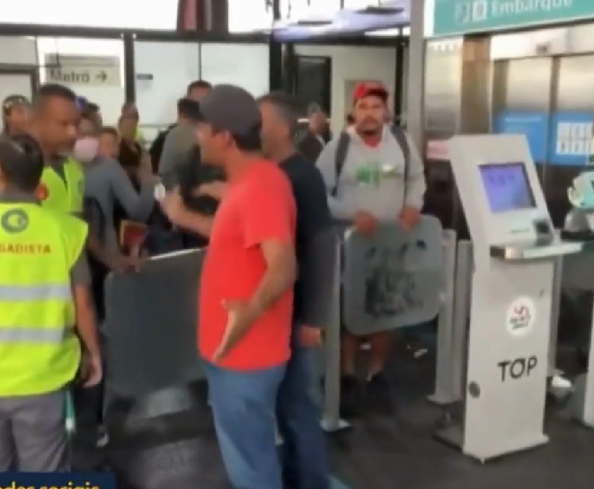 Mais tarde, Hermínio explicou ao vivo que o homem discutiu com os seguranças na rampa e depois bateu no celular, mas não chegou a encostar nele.