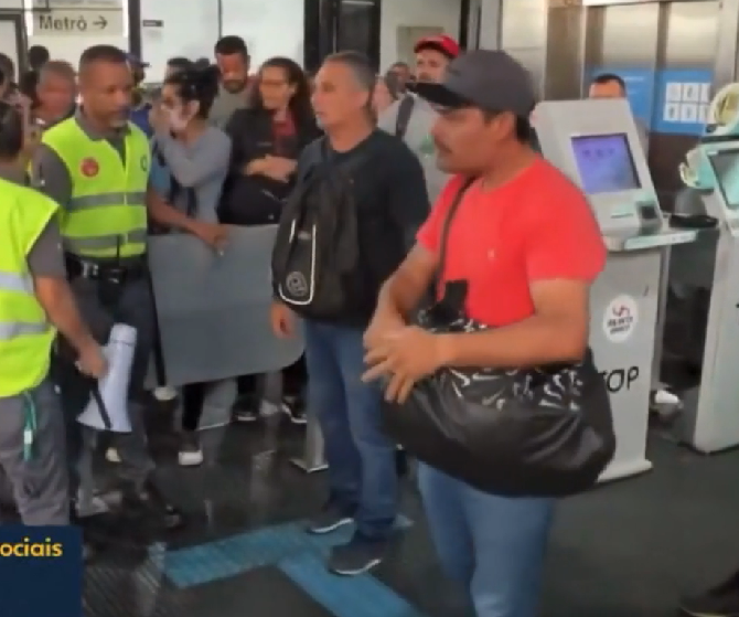 Durante a cobertura de uma confusão na estação Santo Amaro, na linha 5 do metrô de São Paulo, o repórter Hermínio Bernardo se deparou com a chegada de um passageiro descontrolado. 