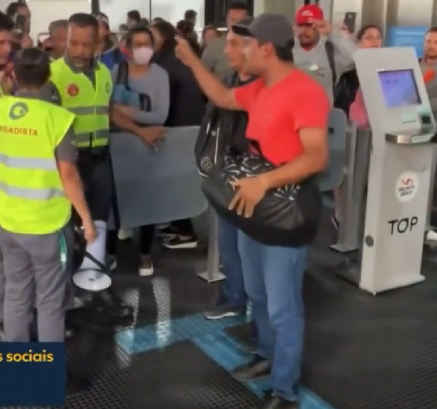 O repórter ainda disse que o homem estava descontrolado e já tinha até xingado e ameaçado bater nos seguranças.