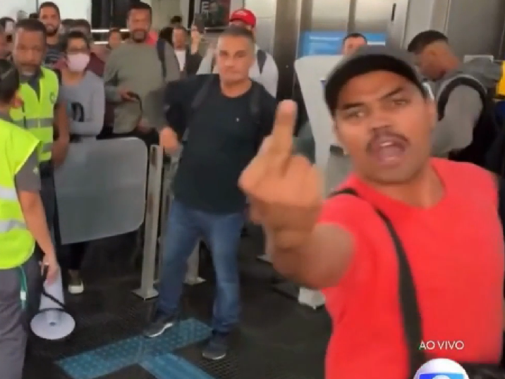 As imagens entÃ£o mostraram o homem enfurecido xingando o repÃ³rter, batendo no celular do jornalista e insultando a emissora: 