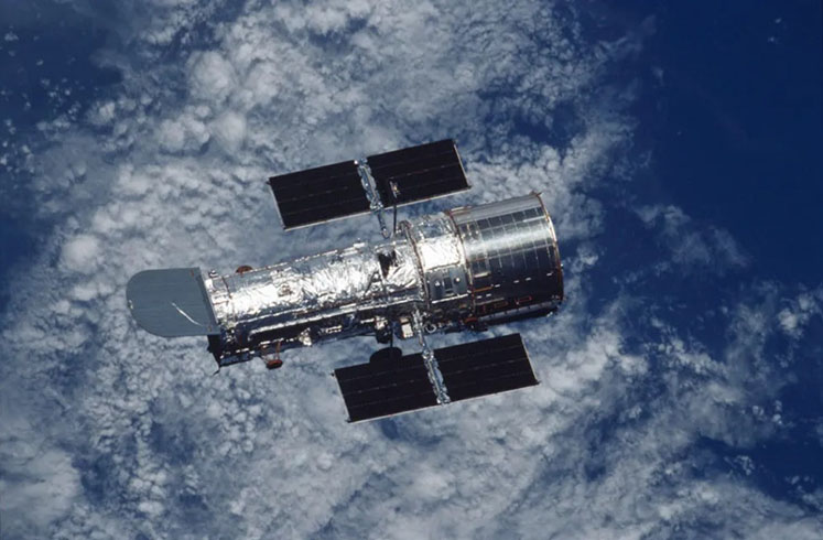 O Hubble foi responsável por milhares de descobertas no universo. Ele identificou planetas fora do Sistema Solar e estudou as atmosferas de luas como Ganímedes e Europa. 
 - - Divulgação NASA