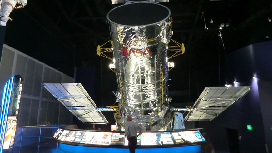 Suas imagens também ajudaram a entender mais sobre a formação e a morte das estrelas. O telescópio é capaz de mostrar uma bola de futebol a 50 km de distância.  - - Divulgação NASA
