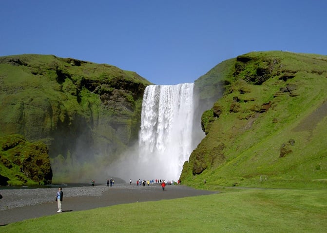A Islândia fica a cerca de 300 km da Groenlândia, 400 km das Ilhas Faroé, 800 km da Escócia e 1.000 km da Noruega. A cidade mais populosa é também a maior cidade em extensão territorial, além de capital: Reykjavík (Reiquiavique, em português). 