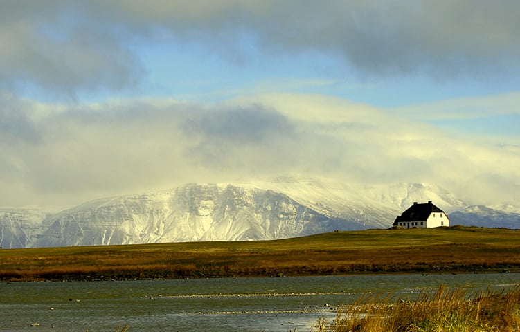 A principal atração turística da Islândia é a neve. Os visitantes se planejam para viajar principalmente no inverno local para usufruir ao máximo de uma natureza gelada. O nome do país, em inglês, é ilha de gelo (Iceland). 