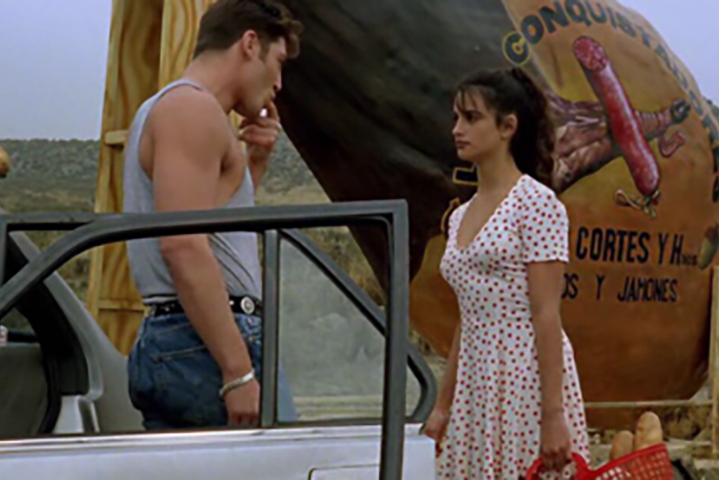 Curiosamente, foi nesse filme que ela conheceu o ator Javier Bardem, com quem ela viria a se casar anos mais tarde. Nesta cena, os dois bem jovens.  