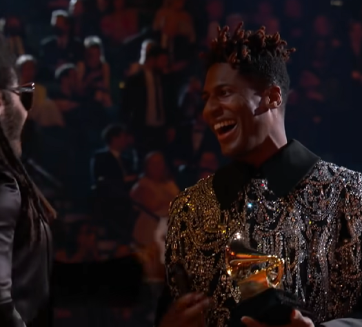 Jon Batiste ganhando o Grammy 2022
