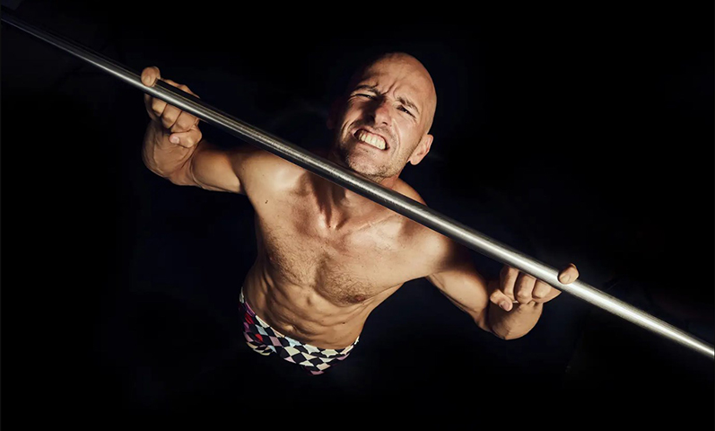 O italiano Tazio Gavioli ficou marcado por levantar peso 36 vezes, mas com o dedo mindinho. 