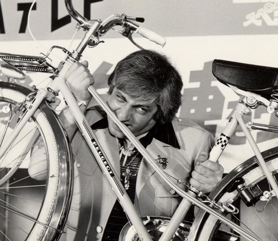 O francês Michel Lotito (1950-2007) ficou mundialmente conhecido por ingerir objetos nada comuns, como pneus de bicicletas. O homem começou na rotina de comer o indigerível aos nove anos. 