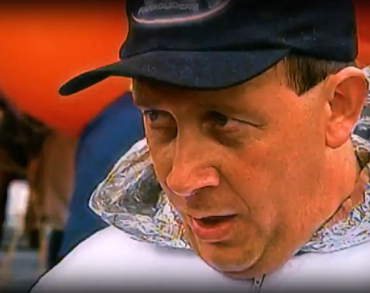 Em 13 de janeiro de 2008, ele partiu de Ampére, no Paraná, e percorreu 25 quilômetros até San Antonio, na Argentina, voando a uma altitude de 5.300 metros acima do nível do mar, com o uso de 600 balões de gás hélio.