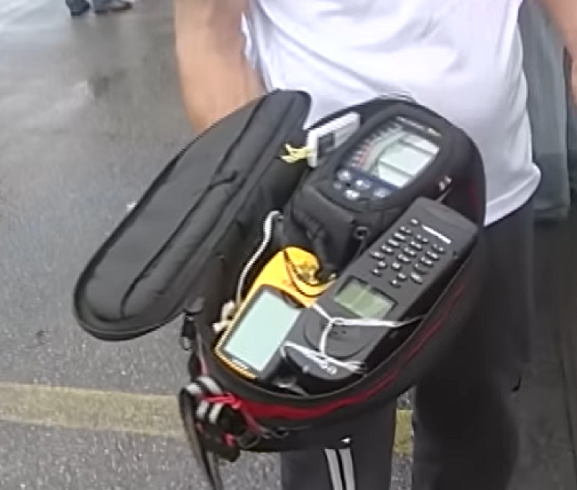 Seu equipamento incluía tudo de essencial: paraquedas, capacete, roupas impermeáveis, aparelho de GPS, celular, telefone por satélite, coletes salva-vidas, traje térmico para voo, além de comida e água.