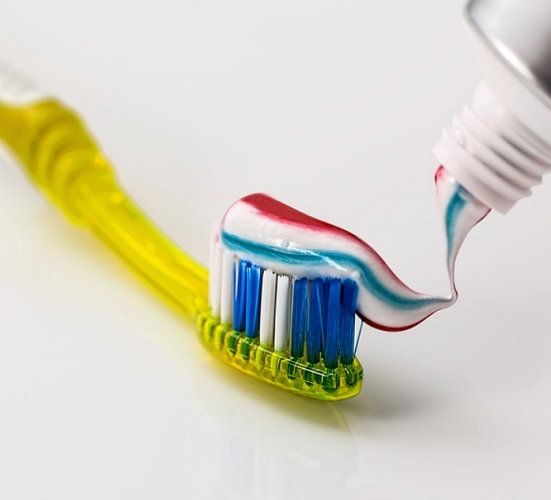 <p>No creme dental, não encontramos o flúor elementar, gás tóxico e altamente reativo. O que estão presentes são compostos derivados, como fluoreto de sódio ou monofluorfosfato de sódio. Estes são estáveis e seguros, já que liberam íons fluoreto em quantidades controladas, que ajudam a fortalecer o esmalte dos dentes e prevenir cáries.</p>
<p>&nbsp;</p>

