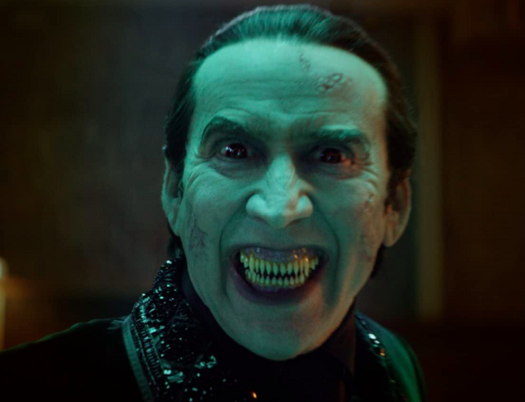 Nicolas Cage: Vive Drácula em "Renfield - Dando Sangue Pelo Chefe" (2023). Na trama, um misto de terror com comédia, o vampiro Renfield (Nicholas Hoult) cansou de servir o vampirão e fará de tudo para se ver livre do chefe.