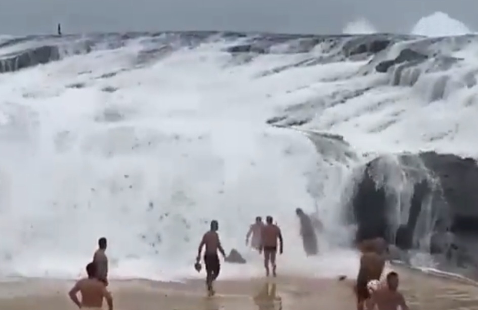 O aumento repentino e brusco do volume de água é visível nas imagens. As pessoas se assustam e várias começam a correr.  - Reprodução redes sociais 